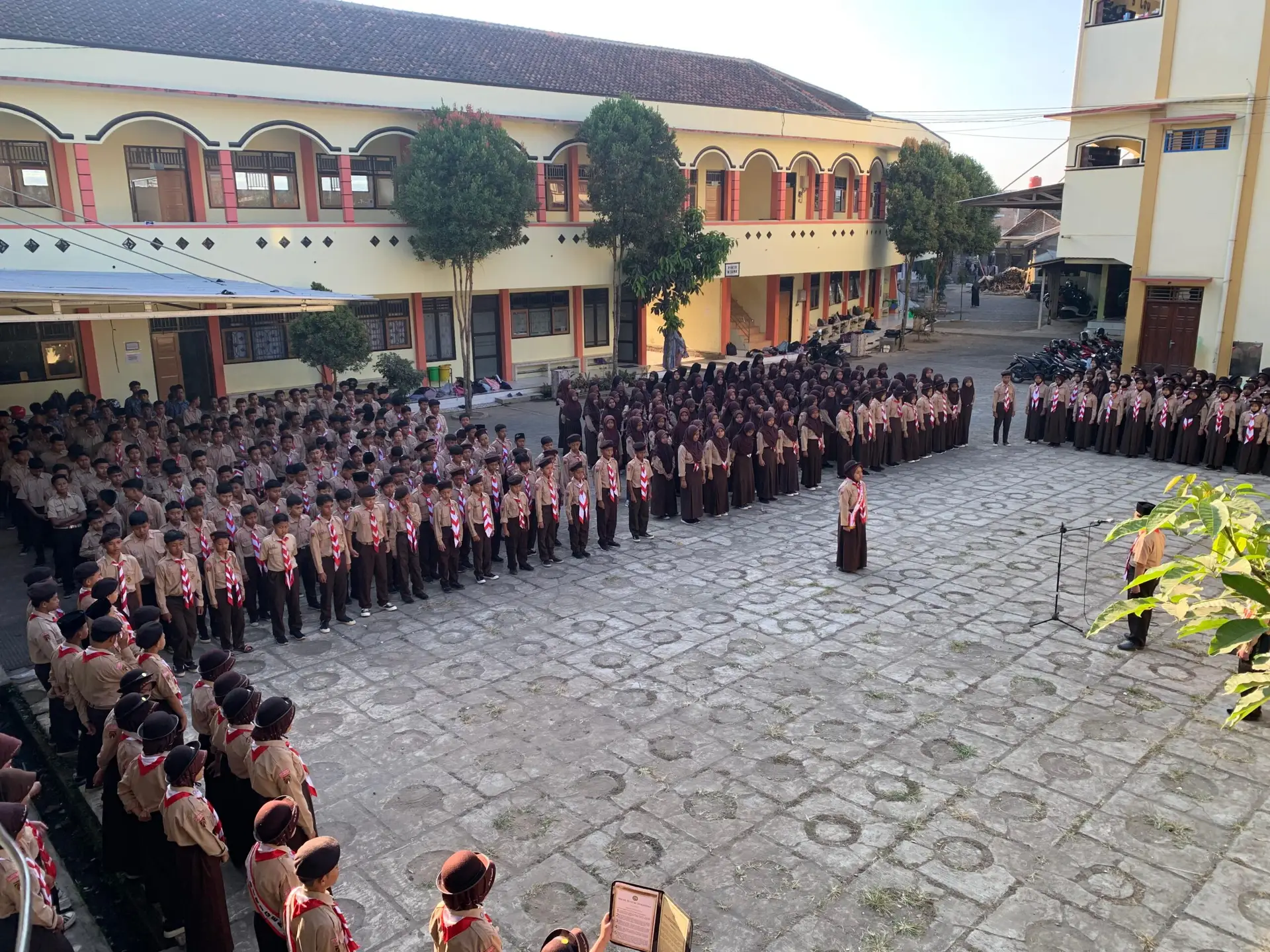 Upacara Peringatan Hari Pramuka Ke 63 Menghiasi MTs An-Nawawi 02 Salaman dengan Semangat Kepanduan